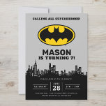 Batman - Gotham City | Invitation d'anniversaire<br><div class="desc">Immergez votre fête à Gotham City avec cette magnifique invitation d'anniversaire sur le thème de Batman. Le design présente l'emblématique skyline de Gotham City sous un ciel nocturne spectaculaire, accentué par le Bat-Signal qui rayonne en hauteur. Avec sa typographie audacieuse et moderne et ses couleurs vibrantes, cette invitation capte l’essence...</div>