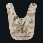 Bavoir Bouclier Maccabee du désert et oreilles<br><div class="desc">Un style militaire brun "sobre" représentant un bouclier de Maccabee et deux lances sur un arrière - plan de camo dans le désert. Le bouclier est orné d'un lion et d'un texte lisant "Yisrael" (Israël) dans l'alphabet paléo-hébreu. Ajoutez votre propre texte. Les Maccabées étaient des rebelles juifs qui ont libéré...</div>