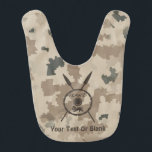 Bavoir Bouclier Maccabee du désert et oreilles<br><div class="desc">Un style militaire brun "sobre" représentant un bouclier de Maccabee et deux lances sur un arrière - plan de camo dans le désert. Le bouclier est orné d'un lion et d'un texte lisant "Yisrael" (Israël) dans l'alphabet paléo-hébreu. Ajoutez votre propre texte. Les Maccabées étaient des rebelles juifs qui ont libéré...</div>