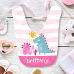 Bavoir Dinosaures mignonnes Bébé Fille rose rayures réver<br><div class="desc">Un visuel doux et ludique d'une scène kawaii, brontosaurus et t-rex mignonne, audacieuse, et typographie personnalisée, écrite à la main, superposent des bandes roses et blanches douces sur cette adorable petite fille, nom personnalisé, garde bib bébé. La typographie "Roar" cool et amusante recouvre des rayures roses et blanches douces sur...</div>