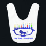 Bavoir Mon premier Chanukkah Blue Lion Menorah<br><div class="desc">Doté d'une menorah Chanukkah sur le thème du lion avec les huit bougies et le shamash brûler. Le texte personnalisable "My First Chanukkah" apparaît également. Chanukkah est le "Festival des lumières" du milieu de l'hiver.</div>