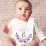 Bavoir Purple Petite Lapin Fleur Personnalisée Bébé bébé<br><div class="desc">Ce mignon bib pour bébé pastel présente une numériquement fleur magnolia illustrée à la main et un design lapin. Parfait pour le printemps et Pâques.</div>
