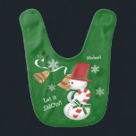Bavoir Snowman Christmas Bells<br><div class="desc">Ce bib bébé de vacances présente un adorable bonhomme de neige portant un chapeau haut et un sucre de canne rayé rouge et blanc attaché avec un joli arc vert. Derrière lui se trouve un ruban blanc avec un saint et une cloche d'or. Les images sont placées sur un arrière...</div>