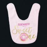 Bavoir Sweet One Donut 1er Anniversaire Bib<br><div class="desc">Habille ton petit dans cette adorable bib à thème beignet "Sweet One" pour son premier anniversaire ! Avec son texte rose et or et son beignet aquarelle,  il est parfait pour les photos de gâteau cassées,  les repas d'anniversaire ou la gentillesse quotidienne avec une touche personnalisée.</div>