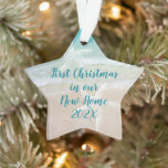 Beach Nouveau Accueil Premier Noël Starfish<br><div class="desc">Premier ornement d'étoiles de mer de Noël. L'acrylique en forme d'étoile garde le texte des deux côtés. Inclure le libellé de l'événement avec la date d'un côté et les noms et l'adresse de l'autre. Eau de mer et sable de plage Aquamarine est l'arrière - plan du texte vert de mer....</div>