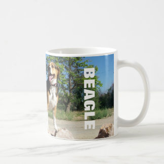 Beagle sur les roches - tasse de café de beagle de
