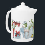 Beau Art folklorique Illustré Noël personnalisé<br><div class="desc">L'accueil personnalisé et le nom est soigneusement placé sur l'un des cadeaux, changer la vue de la théière pour le voir! Cette belle Art populaire Illustrated Teapot de Noël personnalisée fait un cadeau de souvenir vraiment adorable et un article de collection pour les hommes ou les femmes qui collectionnent la...</div>