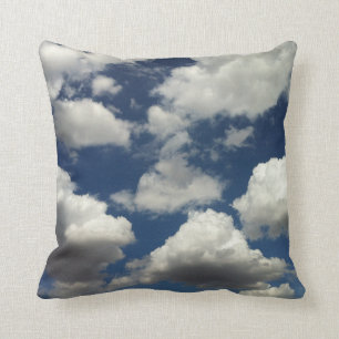 Beau ciel bleu avec Puffy Clouds Coussin