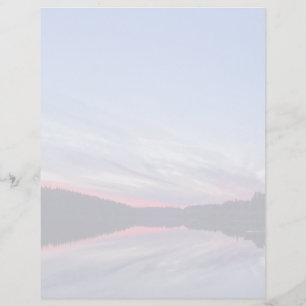 Beau coucher de soleil sauvage sur le lac Photo