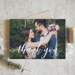 Beau Merci moderne de photo de mariage de<br><div class="desc">La carte parfaite pour remercier vos invités d'être une partie de votre jour du mariage. Ce personnalisable vous remercie le recouvrement moderne blanc de calligraphie de caractéristiques de carte postale. Cette conception est également disponible dans d'autres cartes.</div>