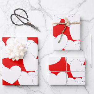 Beau Papier Rouge Enveloppé Avec Gros Coeurs Blanc
