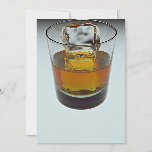 Beau verre rempli de Scotch et cube de glace (Devant)