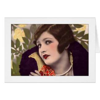 Beauté victorienne en manteau violet