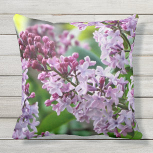 Beaux coussins extérieurs lilas d'été