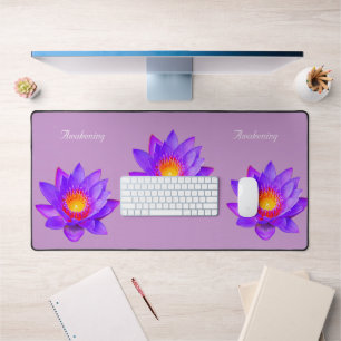 Beaux fleurs de lotus sur violet