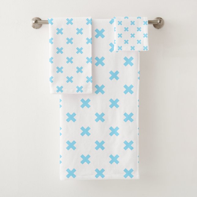 Bébé bleu croix coutures sur blanc (En situation)