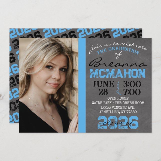 Bébé Bleu & Noir Tableau noir Invitation de gradua (Repeating Class Year Chalkboard Graduation Photo Invite)