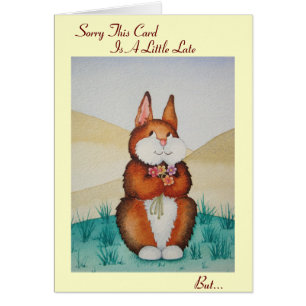 Bébé brun mou et fleurs anniversaire tardif