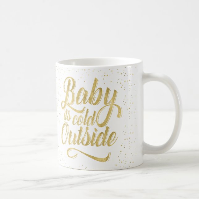 Bébé c'est tasse extérieure froide avec la neige (Droite)