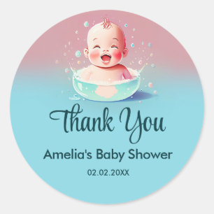 Bébé dans un bain à remous   Sticker rond classiqu