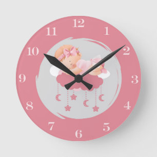 Bébé fille endormie Luna sur horloge murale avec n