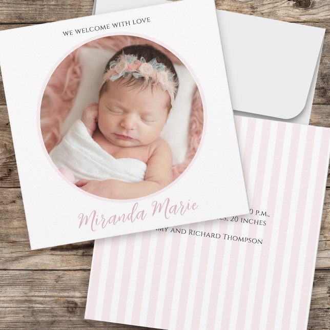Bébé Fille Simple Nouveau-né Photo Script Typograp (Baby photo announcement with pretty pink floral rose pattern. )