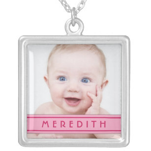 Bébé Modèle photo avec collier en plaque de nom ro