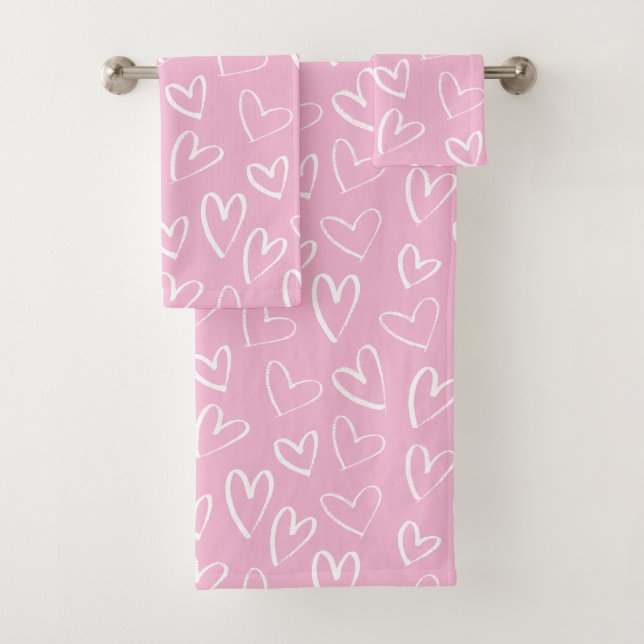 Bébé motif de coeur rose et blanc (En situation)