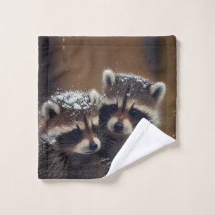 Bébé Raccoons se blottit dans la neige tombante