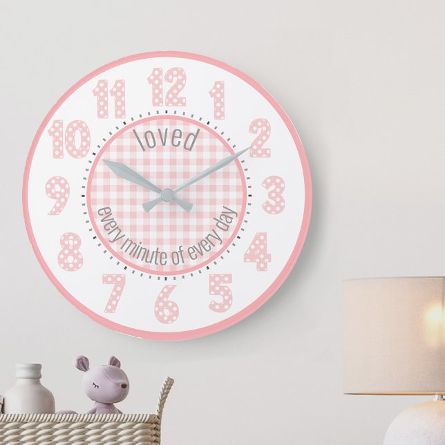 Bébé rose En vichy Polka numéros de point Horloge  (Baby nursery clock with pink gingham, polka dots and cute wording, "loved every minute of every day")