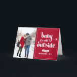 Bébé rouge c'est carte extérieure froide de<br><div class="desc">Bébé rouge c'est carte extérieure froide de vacances de typographie 
 Carte photo personnalisable de Noël de vacances pour donner votre famille et amis comportant le manuscrit lunatique. Cette carte pliée de vacances sera parfaite pour des couples et l'épouse nouvellement. C'est disponible dans la variété de couleurs.</div>