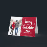 Bébé rouge c'est carte extérieure froide de<br><div class="desc">Bébé rouge c'est carte extérieure froide de vacances de typographie 
 Carte photo personnalisable de Noël de vacances pour donner votre famille et amis comportant le manuscrit lunatique. Cette carte pliée de vacances sera parfaite pour des couples et l'épouse nouvellement. C'est disponible dans la variété de couleurs.</div>
