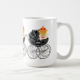 Bébé royal avec la tasse de thé de café de
