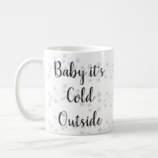 Bébé sa tasse extérieure froide