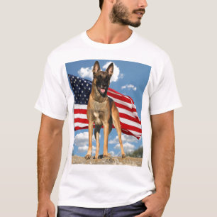 Belge Malinois avec le T-shirt de drapeau