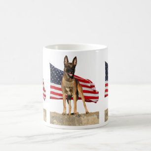 Belge Malinois et tasse de drapeau