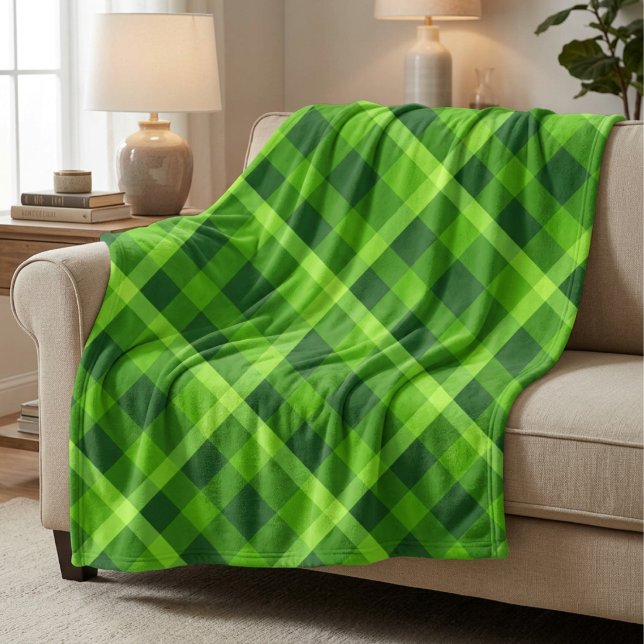 Belle couverture en polaire verte à carreaux grand (Beautiful Tree Green Plaid Large Fleece Blanket draped over a sofa in a living room.)