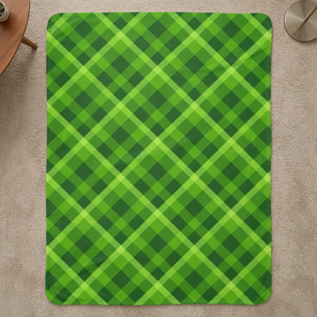 Belle couverture sherpa grande carreaux vert arbre (Beautiful Tree Green Plaid Large Sherpa Blanket laid out on a carpet floor in a home.)