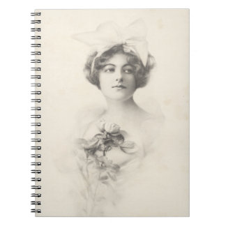 Belle dame avec un Carnet Floral Rose