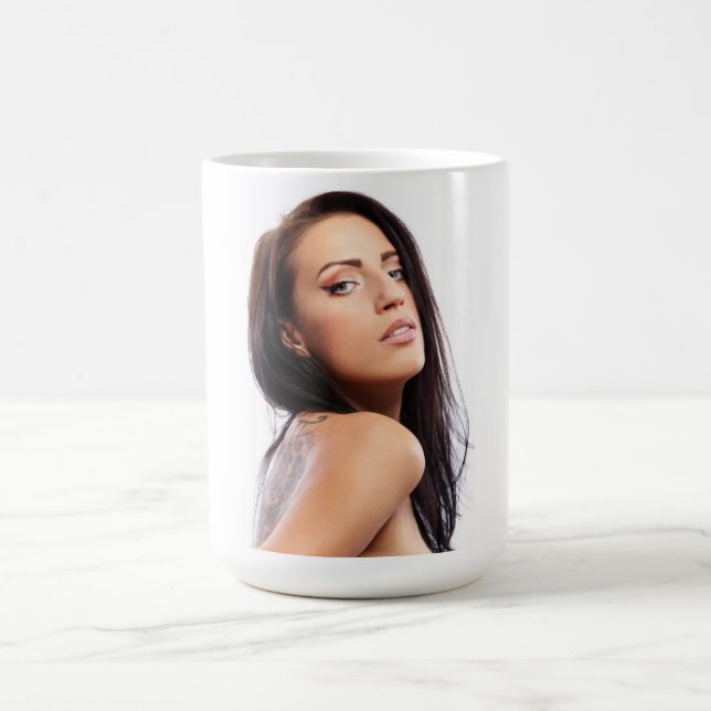 Belle jeune femme café Mug (Centre)