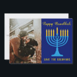 Belle photo Hanoukka Blue et Gold<br><div class="desc">Un accueil Hanoukka parfait, cette carte présente un arrière - plan bleu profond avec "Happy Hanoukka" écrit dans un joli cursif doré. Il y a une menorah bleue aux bougies dorées. En dessous, il y a un autre modèle pour customiser votre nom. Le dos est orné de menorahs bleu et...</div>