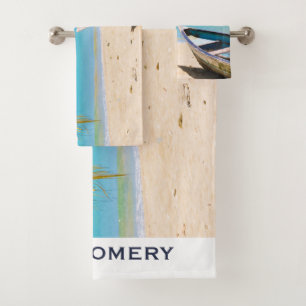 Belle plage tropicale avec bateau à rames