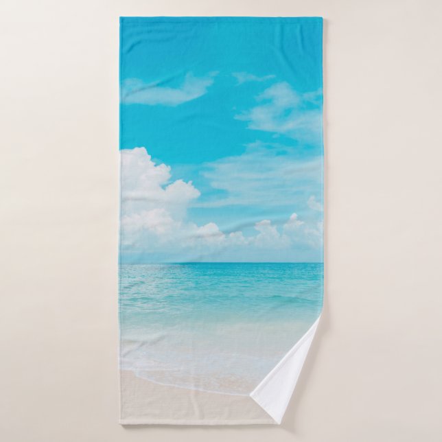 Belle plage tropicale avec ciel bleu et c blanc (Serviette de bain)