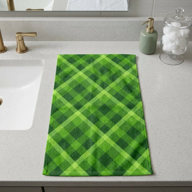 Belle serviette à main à carreaux verts et arbre (Beautiful Tree Green Plaid Hand Towel laying flat on a bathroom counter.)