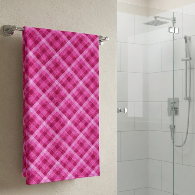Belle serviette de bain carreaux rose magenta (Beautiful Pink Magenta Plaid Bath Towel hanging on a towel rack in a bathroom.)