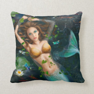 Belle sirène d'imaginaire de coussin dans le lac