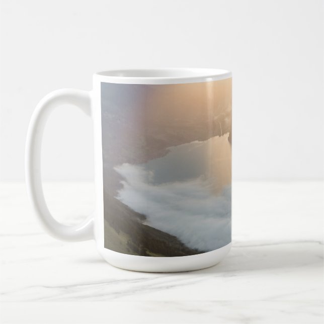 Belle tasse à café avec vagues de plage côtière (Gauche)