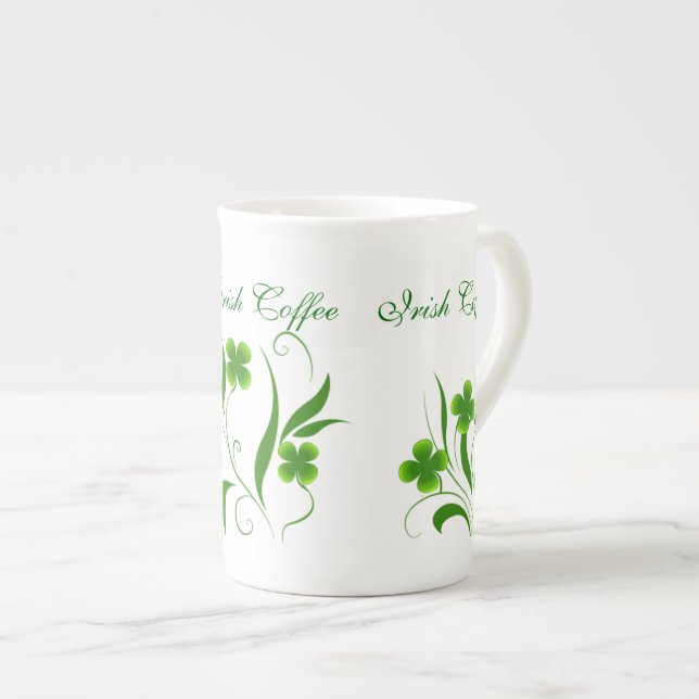 Belle tasse de café irlandais verte de shamrocks (Devant droit)