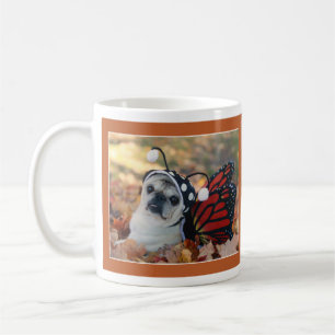 Belle tasse de carlin de papillon par des carlins