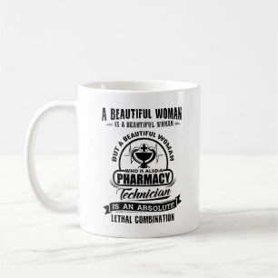 Belle tasse de femme de technicien de pharmacie